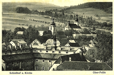 Schlosshof und Kirche