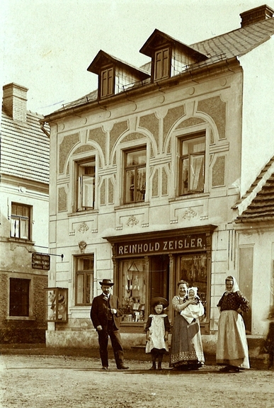 Haus Nr. 145 mit der Familie um 1910